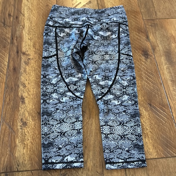 Zyia Active Cobra Metallic Pocket Light n Tight Hi-Rise Capri 6-8 - Picture 10 of 13